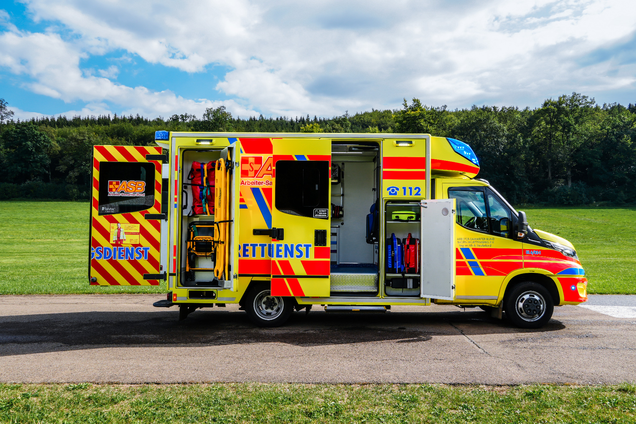 Geöffneter Rettungswagen des ASB